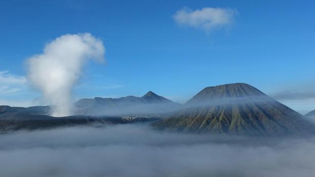 volcano, fumes, dawn, Bromo, by travel photographer jakalois